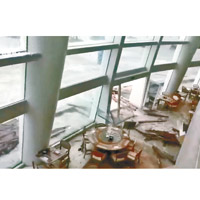 大梅沙<br>深圳喜來登酒店的玻璃幕牆破裂，大量海水倒灌。（互聯網圖片）