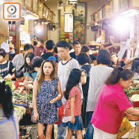 昨日街市菜價上升兩至三成。（黃仲民攝）