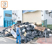 土瓜灣<br>災後兩日，本港街頭仍見大量垃圾堆積。