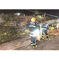 廣西<br>廣西消防員連夜救災。（互聯網圖片）