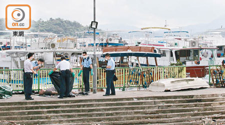 警方在岸邊檢驗洋漢屍體。（趙瑞麟攝）