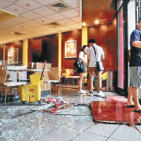 深圳<br>有餐廳的玻璃碎裂一地。（互聯網圖片）