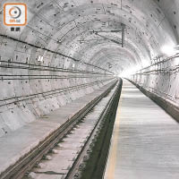 有工程師質疑，高鐵隧道內的指示牌設計有問題。