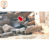 被沖毀後的西貢污水廠渠道不停流出黃水（箭嘴示）。<br>（立法會議員何俊賢提供）