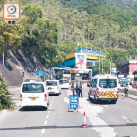 警員在獅子山隧道口設路障。（讀者提供）