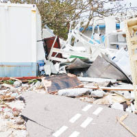 寄居水警基地的消防快艇和水上電單車的臨時基地遭颱風嚴重破壞。（互聯網圖片）