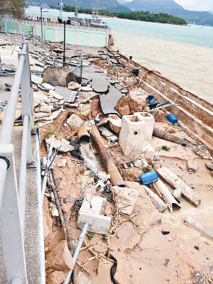 西貢污水處理廠旁的水警基地的臨時碼頭路陷。（互聯網圖片）