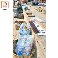 石澳<br>義工昨在石澳估計至少收集逾三百袋垃圾。