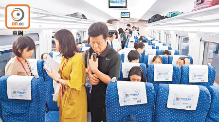 乘客從深圳北搭首班南下香港的高鐵列車。（黃少君攝）