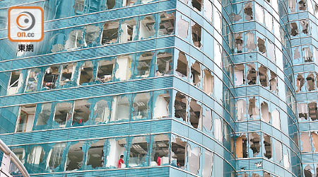 山竹襲港期間有商廈逾百隻玻璃窗被狂風破壞。