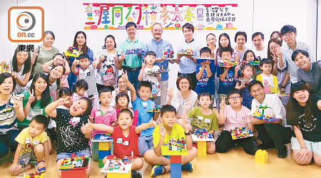 約二十名劏房兒童參加「『童』屋同砌積木大賽」。（趙韻清攝）