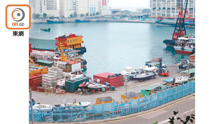 柴灣公眾貨物裝卸區<br>裝卸區內的泊位相連土地，被揭發違規作「船廠」。（朱先儒攝）