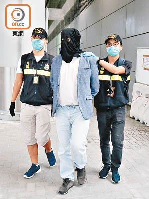 海關人員將被捕印度漢押走。（馬竟峯攝）