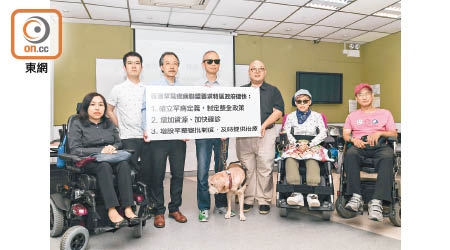 香港罕見疾病聯盟促港府加強罕見病的診斷服務，右二為陳嘉敏。（受訪者提供）