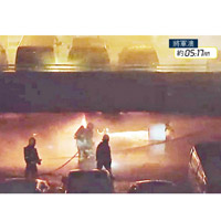 景林邨停車場有車輛遭縱火，火勢蔓延傳出爆炸聲。（互聯網圖片）