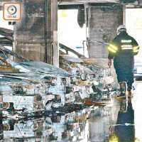 景林邨停車場內多輛汽車嚴重焚毀。