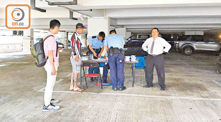 警員在場為車主登記資料。（梁志雄攝）