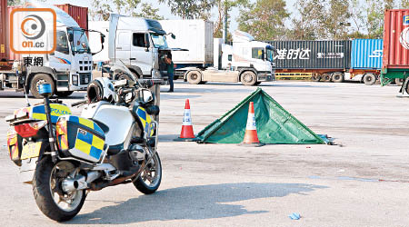 警方在車禍現場調查，女工的屍體用帳篷蓋着。（林耀康攝）