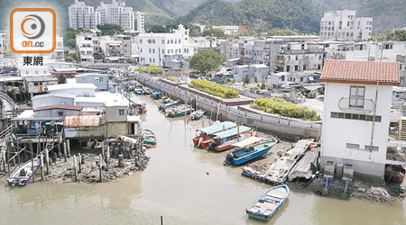 大澳<br>政府於四年前斥資一點五億元在大澳興建防洪河堤。（黃偉邦攝）