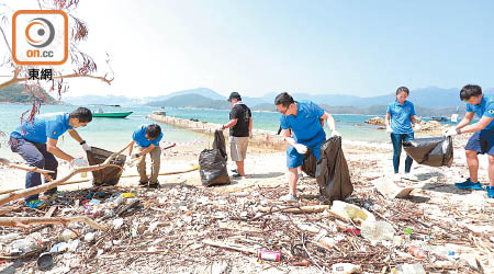 義工昨在橋咀洲清除海床的漁具及海灘垃圾。（新聞處提供）