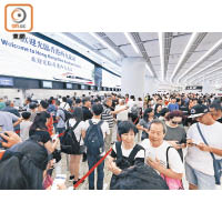 營運首日<br>高鐵香港段上周通車日，取票乘客大排長龍。