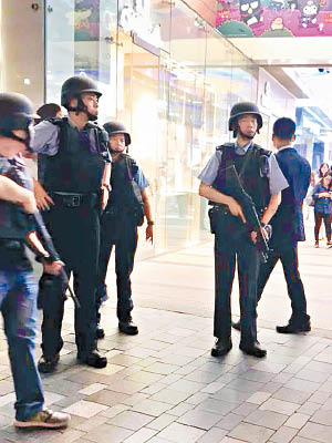 警員穿避彈衣及戴頭盔，持槍在現場一帶搜捕。（互聯網圖片）