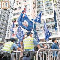 警方在修頓球場對出，分隔港獨人士及愛護香港力量成員。（溫國佳攝）