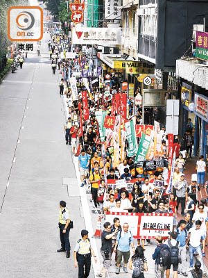 民陣：1500人<br>警方：1250人<br>遊行以「拒絕危城」為主題，促政府徹查沙中線醜聞。