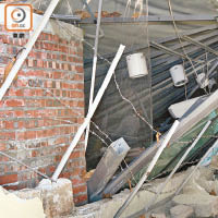 屯門<br>毗鄰餐廳的村屋，磚牆亦被砸毀。（陳賜慧攝）
