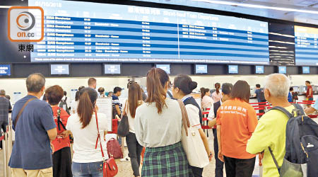 高鐵香港段於十月一日雖有七萬八千多人次使用，但仍未達港府原先估算的日均客量。