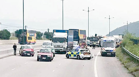 警車及的士相撞後停在路中。（互聯網圖片）