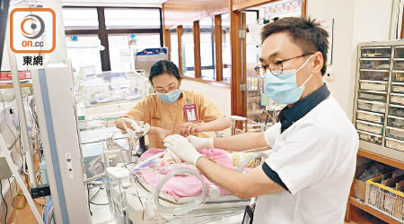 每兩星期需為使用新款呼吸機的嬰兒更換導管。（受訪者提供）