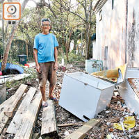 東平洲居民毛先生家中的大部分家具被海浪沖到屋外。