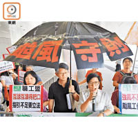 職工盟建議政府立法讓非緊急服務的僱員在惡劣天氣情況下有權選擇上班與否。（黃仲民攝）