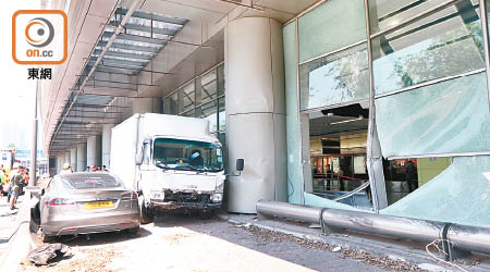 貨車撞毀南昌站玻璃幕牆，涉事私家車停在其車旁。（趙瑞麟攝）