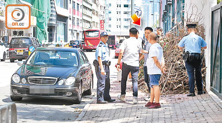 李梓敬（箭嘴示）疑因違例泊車而食「牛肉乾」。