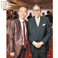 醫院管理局前主席梁智鴻（右）應邀出席晚宴，趁機同腕錶品牌香港公司名譽主席曾國雄（左）交流一下。
