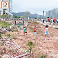 將軍澳海濱公園全遭山竹淹沒。