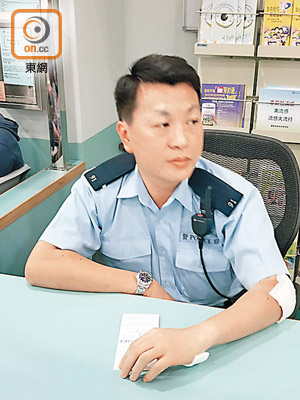 受傷警員送院治療。（張開裕攝）