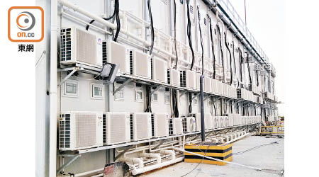 土拓署外判承建商東涌臨時工地辦公室裝置有逾百部冷氣機。（朱先儒攝）