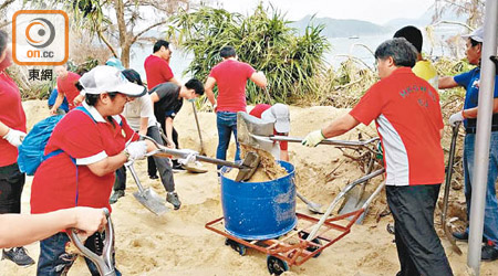 東平洲<br>大批義工合力剷走覆蓋行人路上的沙堆。（受訪者提供）