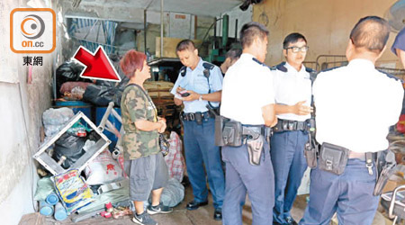 女東主（箭嘴示）協助警方調查。（梁志雄攝）