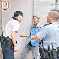 警員向清潔工調查。