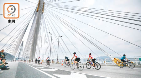 昨三千一百名參與五十公里組的單車手途經青馬大橋、汀九橋及昂船洲大橋等。（何量鈞攝）