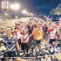 第四屆香港單車節昨清晨開鑼，今年參加人數破紀錄，有逾五千四百名健兒參加。（袁志豪攝）