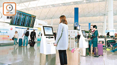 包括智能登機櫃台在內，機場的離境程序將分階段引入容貌辨識技術。（機管局提供）