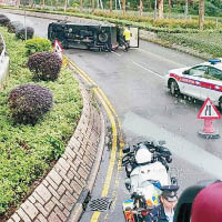 寶順路有客貨車翻側。（互聯網圖片）