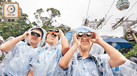 仁濟醫院趙曾學韞小學約有200名小三至小六生到海洋公園參觀。（陳德賢攝）