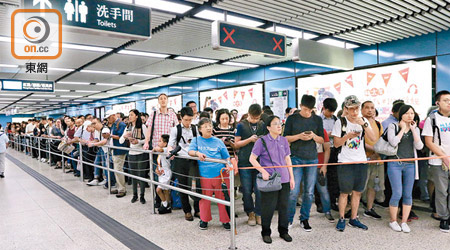 九龍塘站<br>前日大批乘客滯留九龍塘站，港鐵需實施人流管制。