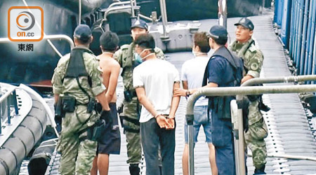 今年五月警方在西貢截獲搶灘的越南人蛇。
